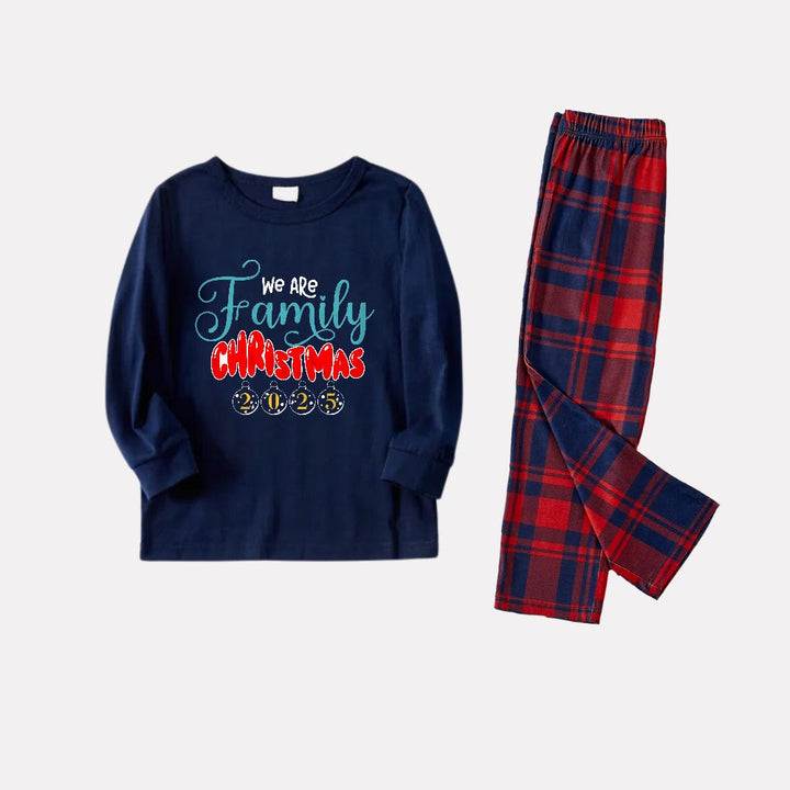 Drune | Weihnachts Familien passende Pyjamas - Navy & Rot Karierte Pjs Set mit "Wir sind eine Familie Weihnachten 2025" Druck