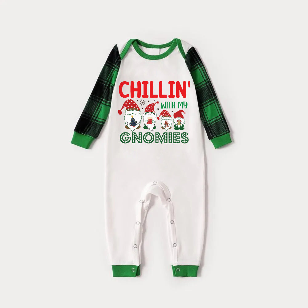 Drune | Grünes Raglan-Oberteil Grünes Karomuster Weihnachts-Schlafanzug-Set mit Weihnachts-Zwerge und "CHILLIN' WITH MY GNOMIES" Druck