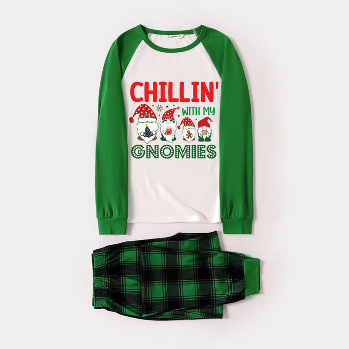 Drune | Grünes Raglan-Oberteil Grünes Karomuster Weihnachts-Schlafanzug-Set mit Weihnachts-Zwerge und "CHILLIN' WITH MY GNOMIES" Druck