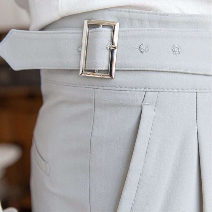 Drune Classic: Stilvolle Hose mit Schnalle
