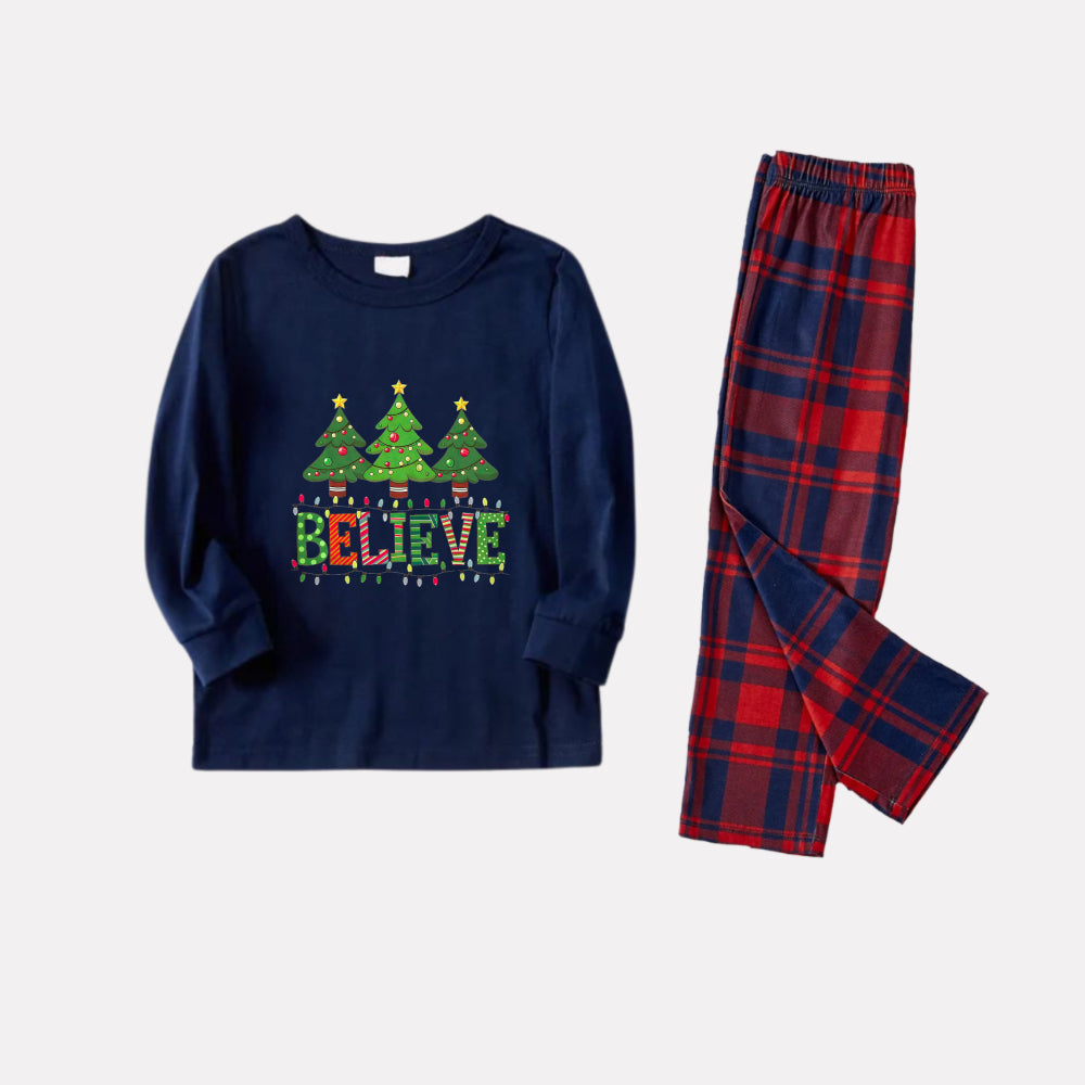 Drune | Weihnachtsfamilien passende Pyjamas - Marineblau & Rot kariertes Pj-Set mit Weihnachtsbaum und "Glauben" Textdruck