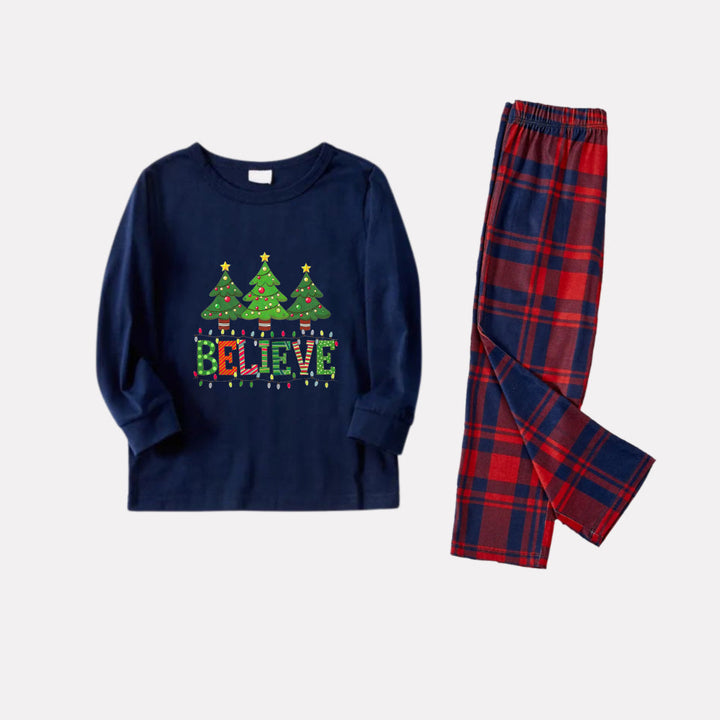 Drune | Weihnachtsfamilien passende Pyjamas - Marineblau & Rot kariertes Pj-Set mit Weihnachtsbaum und "Glauben" Textdruck