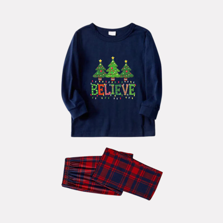 Drune | Weihnachtsfamilien passende Pyjamas - Marineblau & Rot kariertes Pj-Set mit Weihnachtsbaum und "Glauben" Textdruck