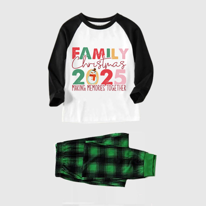 Drune | Schwarzes Raglan-Oberteil Grünes Karomuster Weihnachts-Pyjama-Set Mit "Familienweihnachten 2025" Feiertagstextdruck