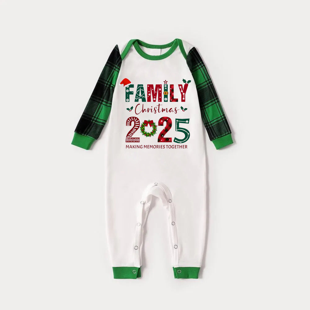 Drune | Grünes Raglan-Oberteil Grünes Karomuster Weihnachts-Pyjama-Set mit "FAMILY Christmas 2025" und Weihnachtsmuster-Druck