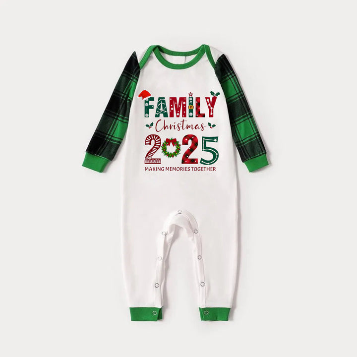 Drune | Grünes Raglan-Oberteil Grünes Karomuster Weihnachts-Pyjama-Set mit "FAMILY Christmas 2025" und Weihnachtsmuster-Druck