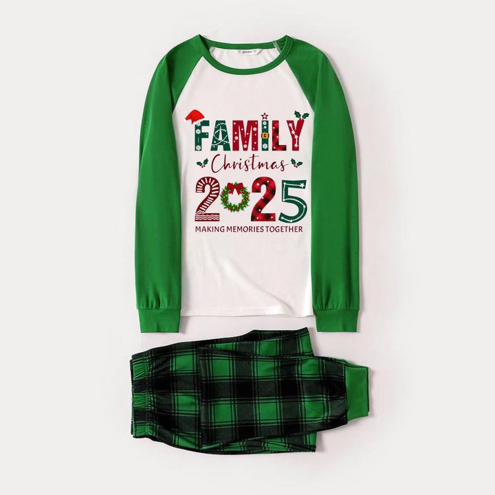 Drune | Grünes Raglan-Oberteil Grünes Karomuster Weihnachts-Pyjama-Set mit "FAMILY Christmas 2025" und Weihnachtsmuster-Druck