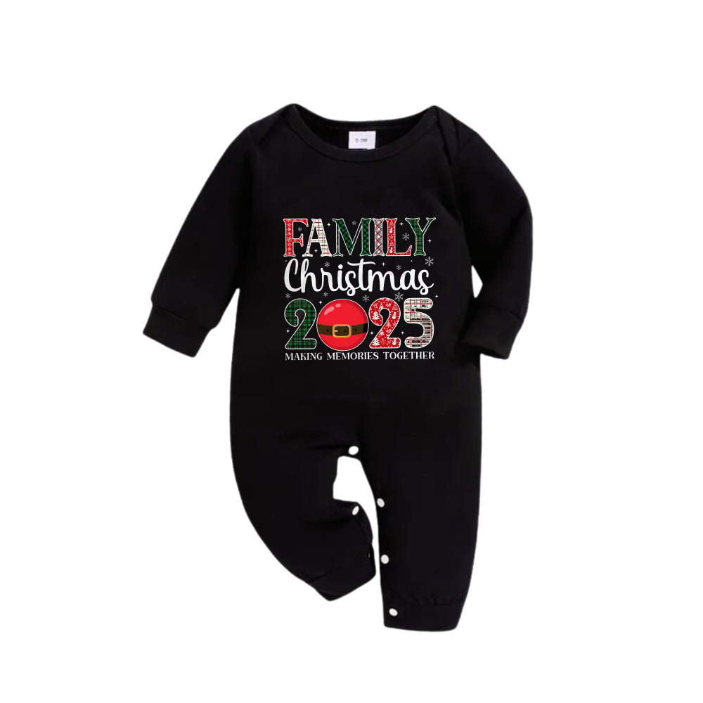 Drune | Weihnachts-Familien-Pyjamas im Partnerlook - Schwarzes Oberteil und grüne karierte Hose Pjs Set mit "Familienweihnacht 2025" Druck