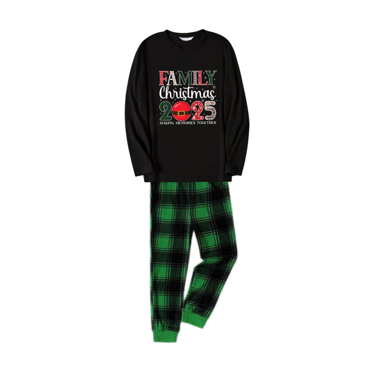 Drune | Weihnachts-Familien-Pyjamas im Partnerlook - Schwarzes Oberteil und grüne karierte Hose Pjs Set mit "Familienweihnacht 2025" Druck
