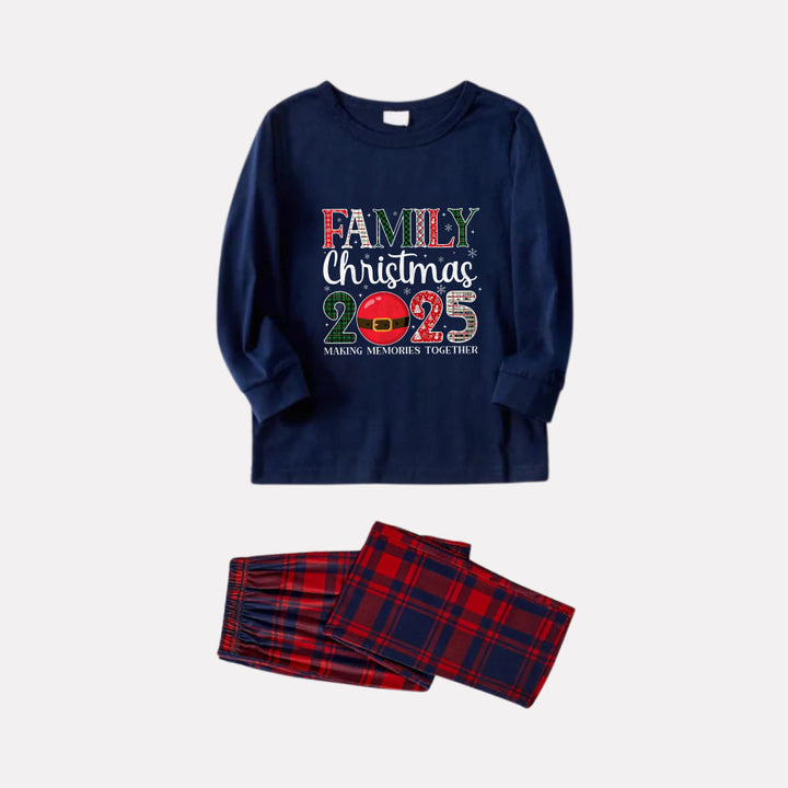 Drune | Weihnachtsfamilien-Set passende Pyjamas - Navy & Rote Karierte Pjs mit "Familienweihnachten 2025" künstlerischem Schriftzug