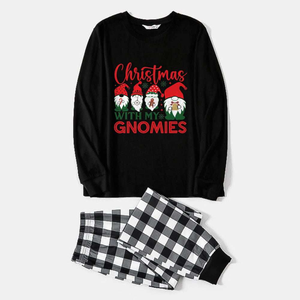 Drune | Schwarz-weiß kariertes Weihnachts-Pyjama-Set mit süßer Gnome Familie und buntem Aufdruck "Weihnachten mit meinen Gnomies"