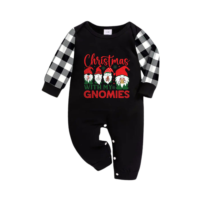 Drune | Schwarz-weiß kariertes Weihnachts-Pyjama-Set mit süßer Gnome Familie und buntem Aufdruck "Weihnachten mit meinen Gnomies"