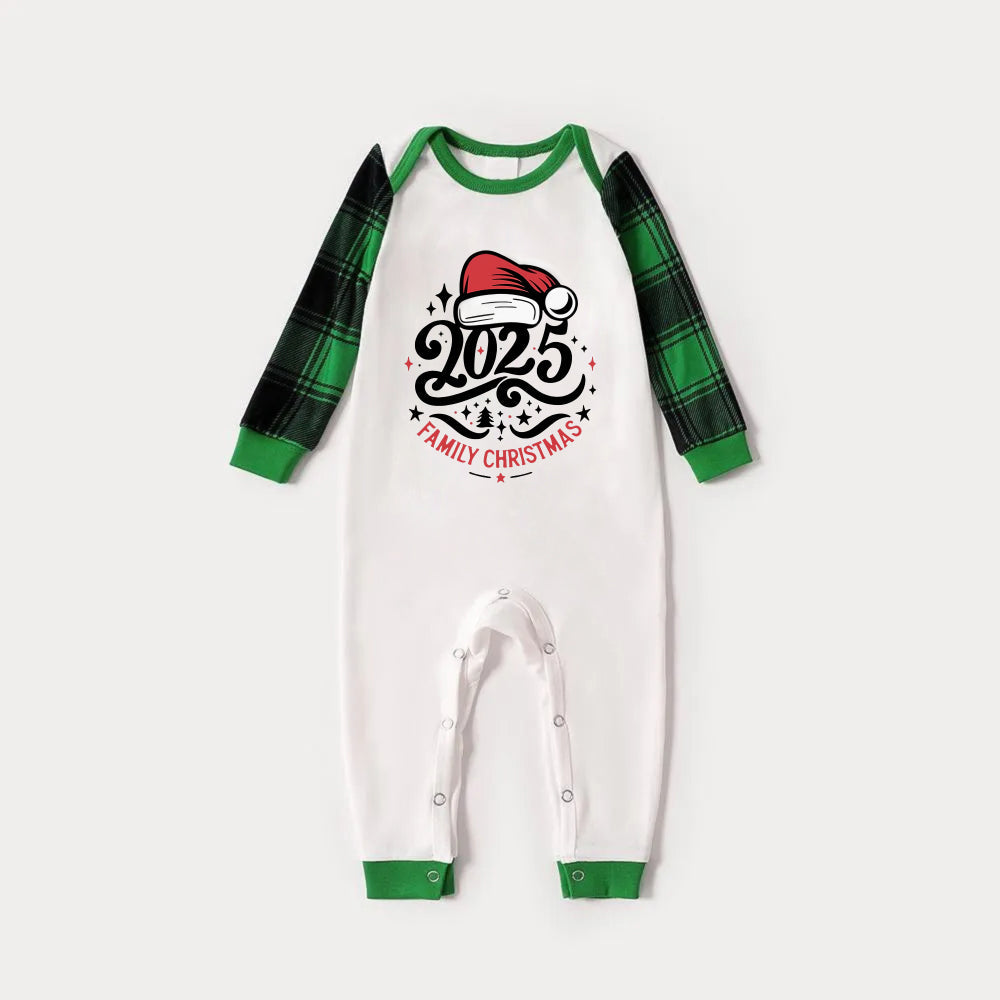 Drune | Grünes Raglan-Top Grünes Karomuster Weihnachts-Pyjama-Set mit „2025 FAMILIENWEIHNACHTEN“ und Weihnachtsmannhut-Druck
