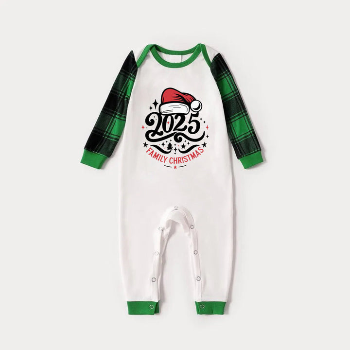 Drune | Grünes Raglan-Top Grünes Karomuster Weihnachts-Pyjama-Set mit „2025 FAMILIENWEIHNACHTEN“ und Weihnachtsmannhut-Druck