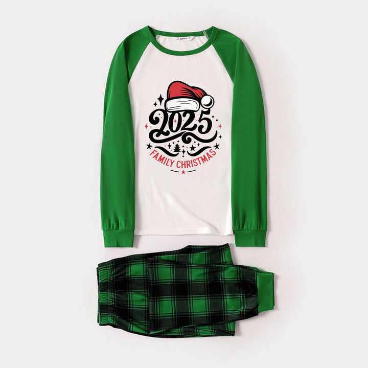 Drune | Grünes Raglan-Top Grünes Karomuster Weihnachts-Pyjama-Set mit „2025 FAMILIENWEIHNACHTEN“ und Weihnachtsmannhut-Druck