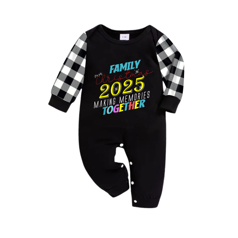 Drune | Schwarz-weiß kariertes Weihnachts-Pyjama-Set mit buntem Textdruck "Familien-Weihnachten 2025 gemeinsam Erinnerungen schaffen"