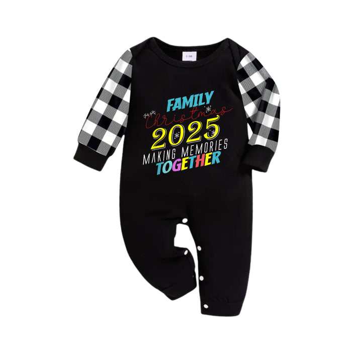 Drune | Schwarz-weiß kariertes Weihnachts-Pyjama-Set mit buntem Textdruck "Familien-Weihnachten 2025 gemeinsam Erinnerungen schaffen"