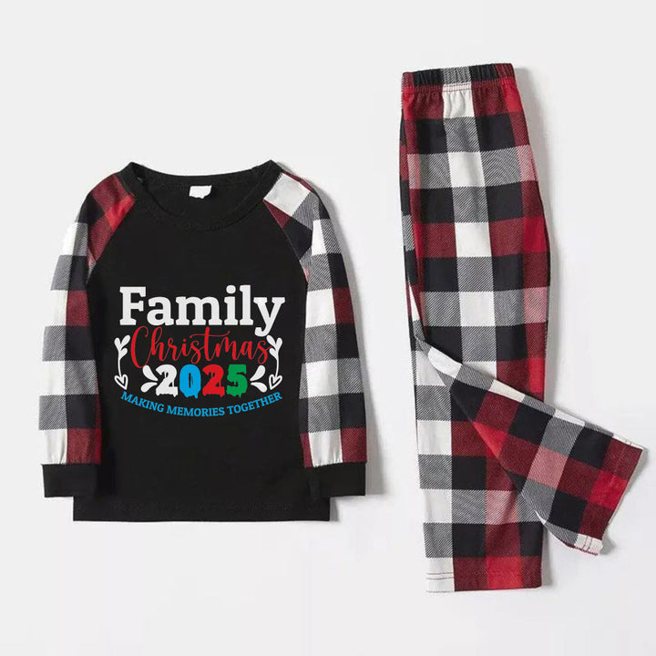 Drune | Weihnachtsfamilien-Pyjama - Rote und graue karierte Pjs mit "Familienweihnachten 2025" Druck
