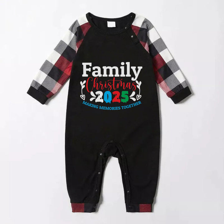 Drune | Weihnachtsfamilien-Pyjama - Rote und graue karierte Pjs mit "Familienweihnachten 2025" Druck
