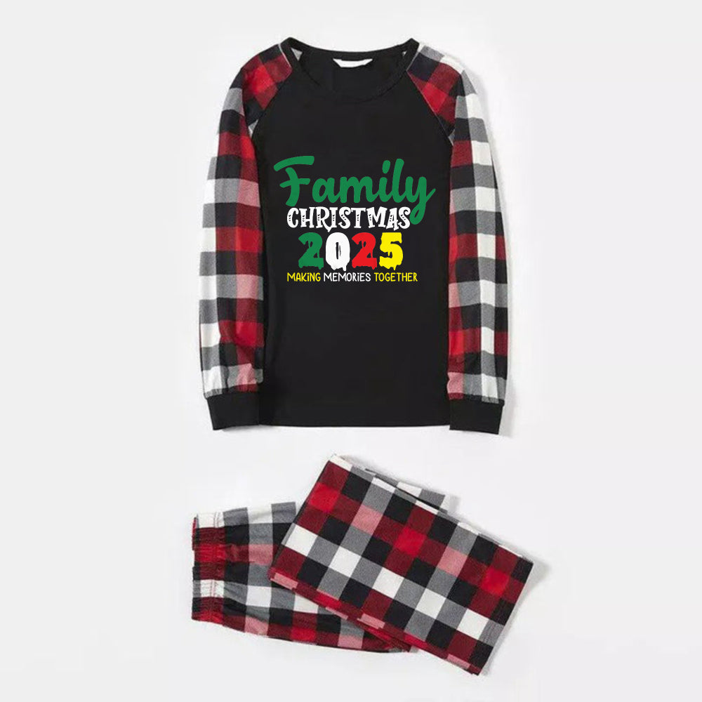 Drune | Weihnachtsfamilienpassende Schlafanzüge - Rote und graue karierte Pjs mit buntem Druck "Familienweihnachten 2025"