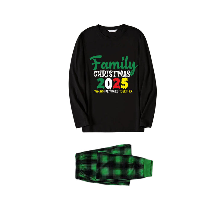 Drune | Weihnachtsfamilie passende Pyjamas - Schwarzes Oberteil und grüne karierten Hosen Pjs Set mit "Familienweihnachten 2025" Slogan Druck