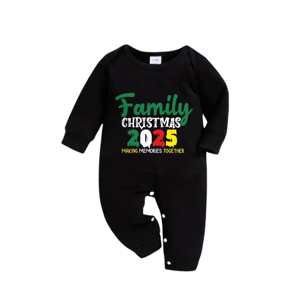 Drune | Weihnachtsfamilie passende Pyjamas - Schwarzes Oberteil und grüne karierten Hosen Pjs Set mit "Familienweihnachten 2025" Slogan Druck