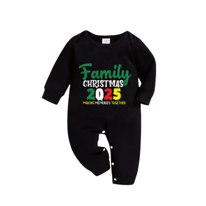 Drune | Weihnachtsfamilie passende Pyjamas - Schwarzes Oberteil und grüne karierten Hosen Pjs Set mit "Familienweihnachten 2025" Slogan Druck