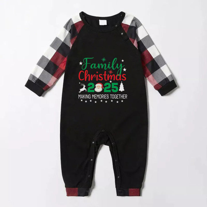 Drune | Weihnachts-Familien-Pyjama-Set in Rot und Grau kariert mit "Familien-Weihnachten 2025" und Santa-Muster farbenfrohem Druck