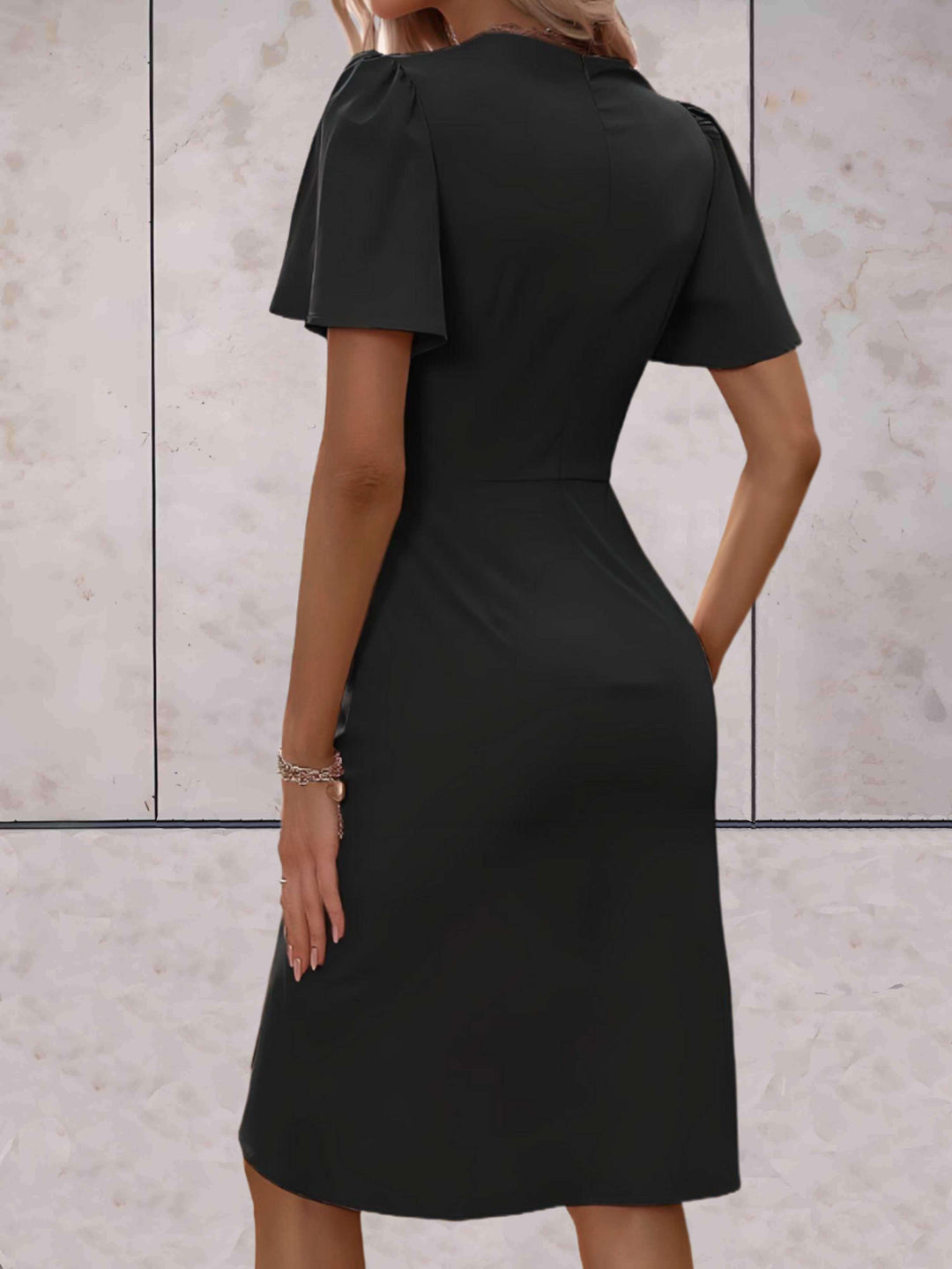 Figurbetontes Damenkleid mit ausgestellten Ärmeln