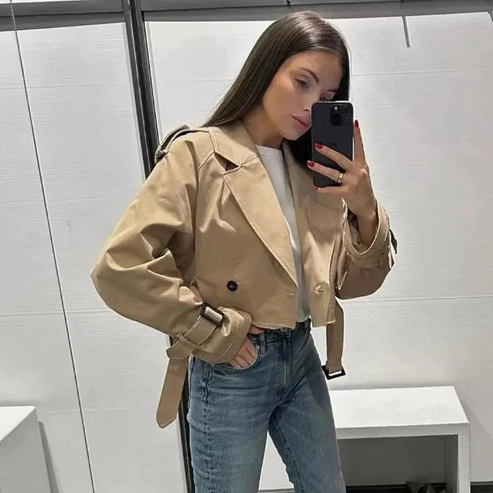 Drune | Gürtelter Cropped Trenchcoat mit Doppelreihigem Design