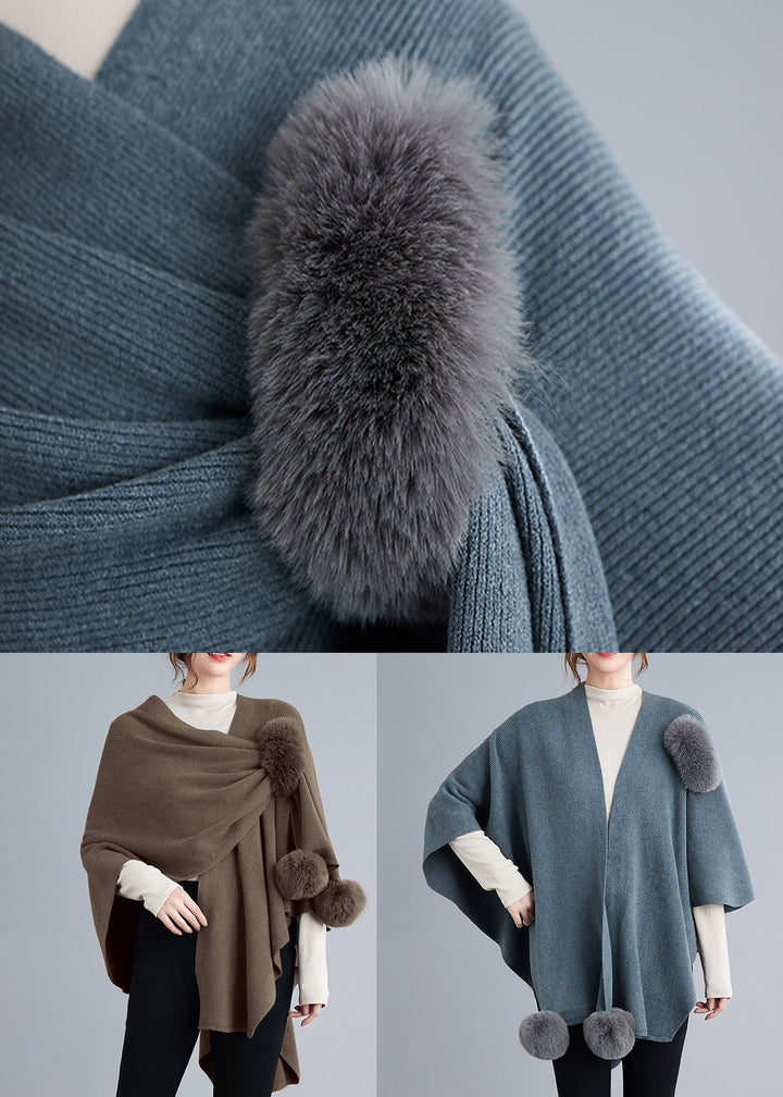 Drune | Graues Patchwork Strick-Cape Mantel Mit Flauschbommel Asymmetrisch