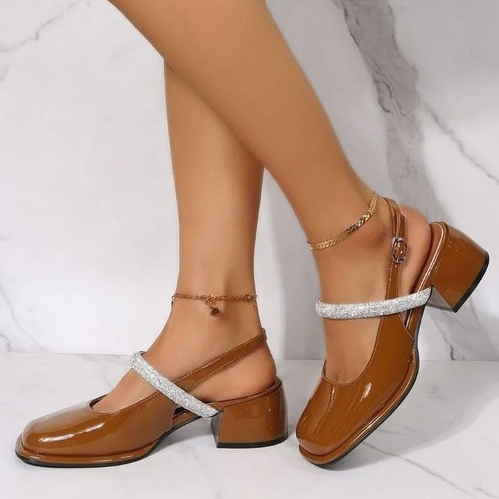 Glitzernde WeißlackPumps Drune