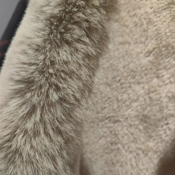 Drune | Poncho-Jacke - Luxus-Damenumhang mit Kapuze und Fake-Fur-Besatz