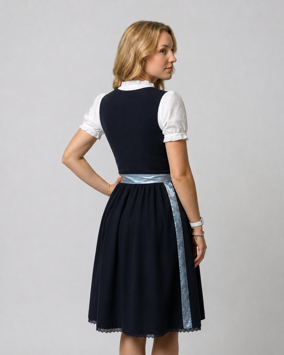 Traditionelles Kostüm für Frauen mit Schürze