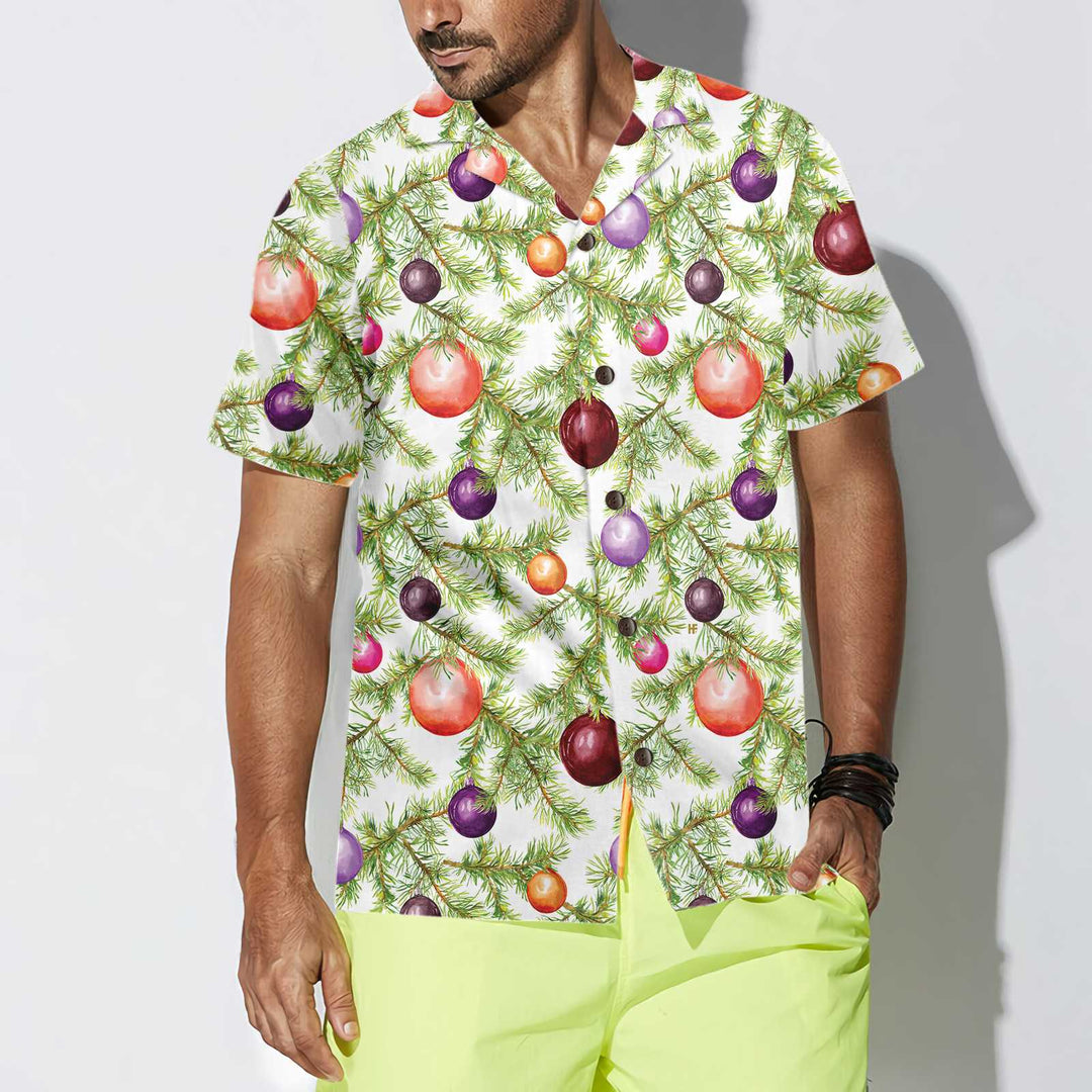 Drune | Weihnachtskugeln und Tannenzweige Hawaiian Shirt, Lustiges Weihnachtsbaum Shirt, Beste Weihnachtsgeschenkidee