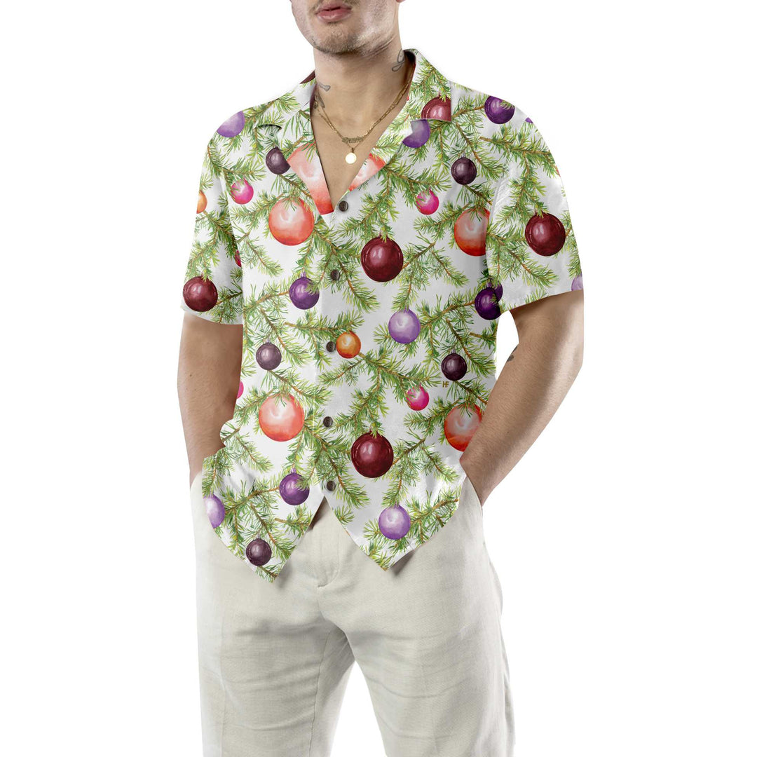 Drune | Weihnachtskugeln und Tannenzweige Hawaiian Shirt, Lustiges Weihnachtsbaum Shirt, Beste Weihnachtsgeschenkidee