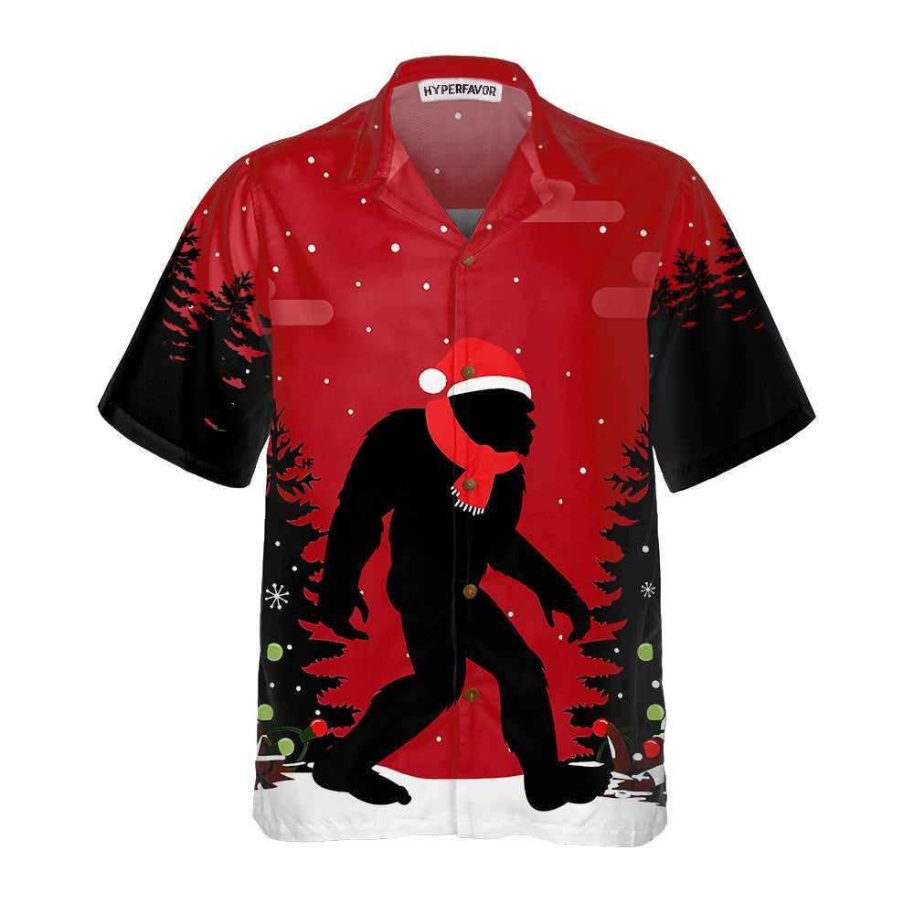 Drune | Weihnachts-Bigfoot Im Wald Hawaiian Shirt, Lustiges Weihnachts-Bigfoot-Shirt Für Männer