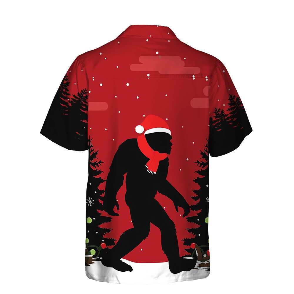 Drune | Weihnachts-Bigfoot Im Wald Hawaiian Shirt, Lustiges Weihnachts-Bigfoot-Shirt Für Männer