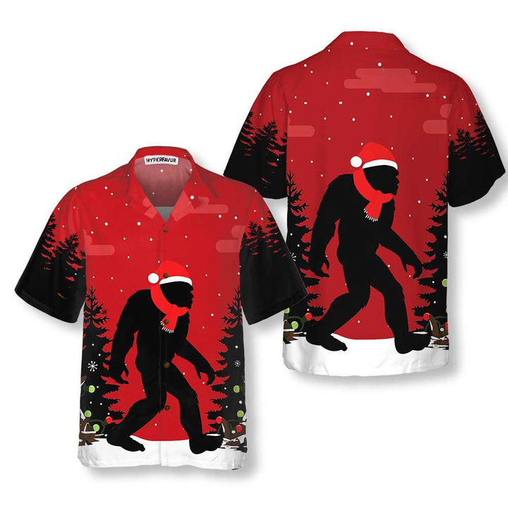 Drune | Weihnachts-Bigfoot Im Wald Hawaiian Shirt, Lustiges Weihnachts-Bigfoot-Shirt Für Männer
