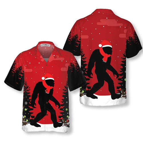 Drune | Weihnachts-Bigfoot Im Wald Hawaiian Shirt, Lustiges Weihnachts-Bigfoot-Shirt Für Männer