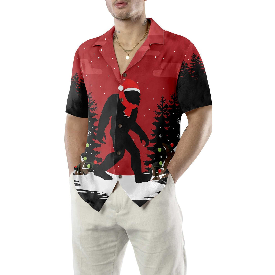 Drune | Weihnachts-Bigfoot Im Wald Hawaiian Shirt, Lustiges Weihnachts-Bigfoot-Shirt Für Männer
