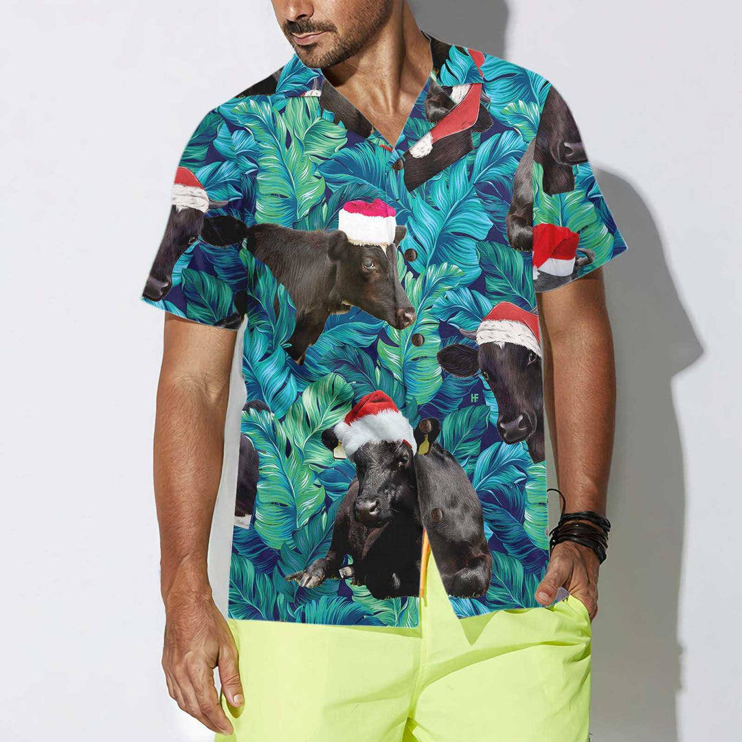 Drune | Kühe Schwarze Rinder Tragen Weihnachtsmann Hut Hawaiihemd, Tropisches Blattmuster Weihnachtshemd, Bestes Geschenk Für Weihnachten