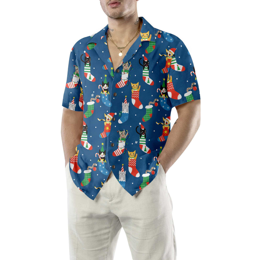 Drune | Süße Katzen in Weihnachtsstrümpfen Hawaiian Shirt, Weihnachtskatze Shirt, Bestes Weihnachtsgeschenk