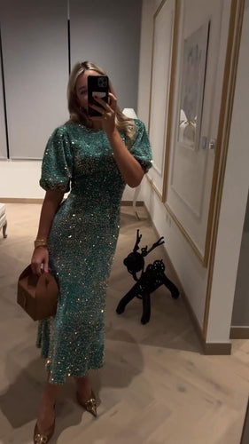 Drune - Maxikleid mit Rundhalsausschnitt und Paillettenärmeln