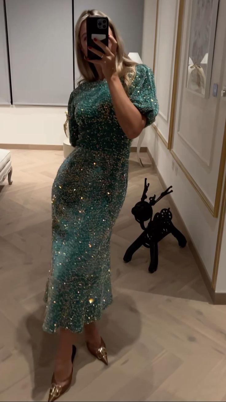 Drune - Maxikleid mit Rundhalsausschnitt und Paillettenärmeln