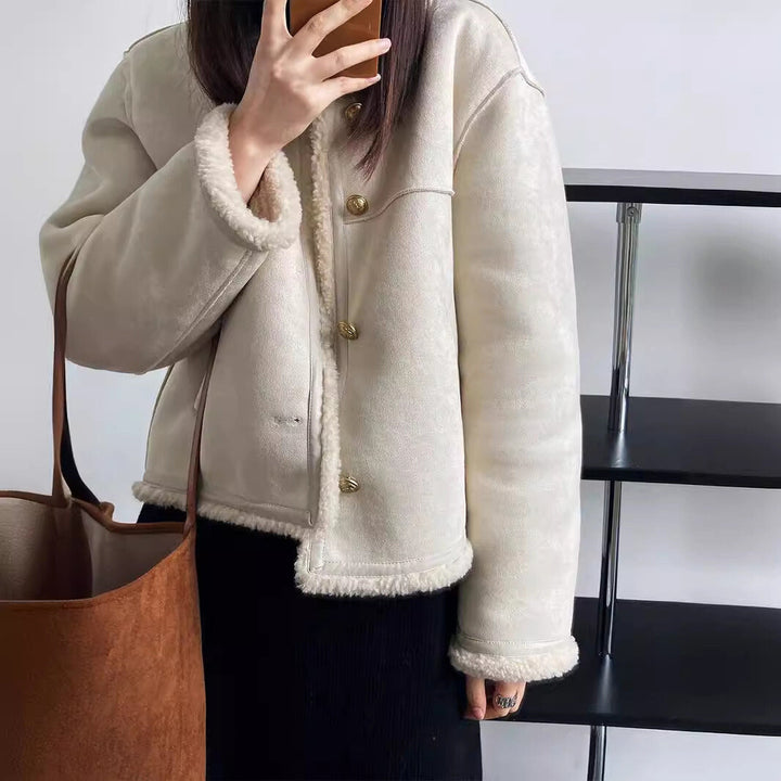 Drune | Damenjacke – Boxy Fit – Wildlederoptik – Sherpa-Futter – Metallknopfverschluss