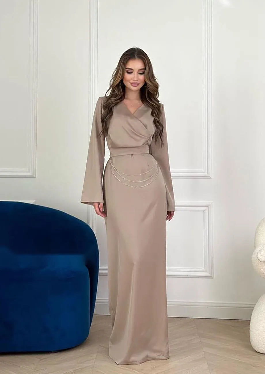 Drune | Elegant Langes Gerades Kleid Mit Langen Ärmeln Aus Satin Mit Modischem V-Ausschnitt