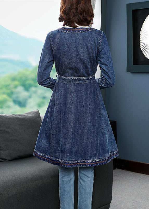 Drune | Blaue Low High Design V-Ausschnitt bestickte Baumwolle Denim Trenchcoats Langarm