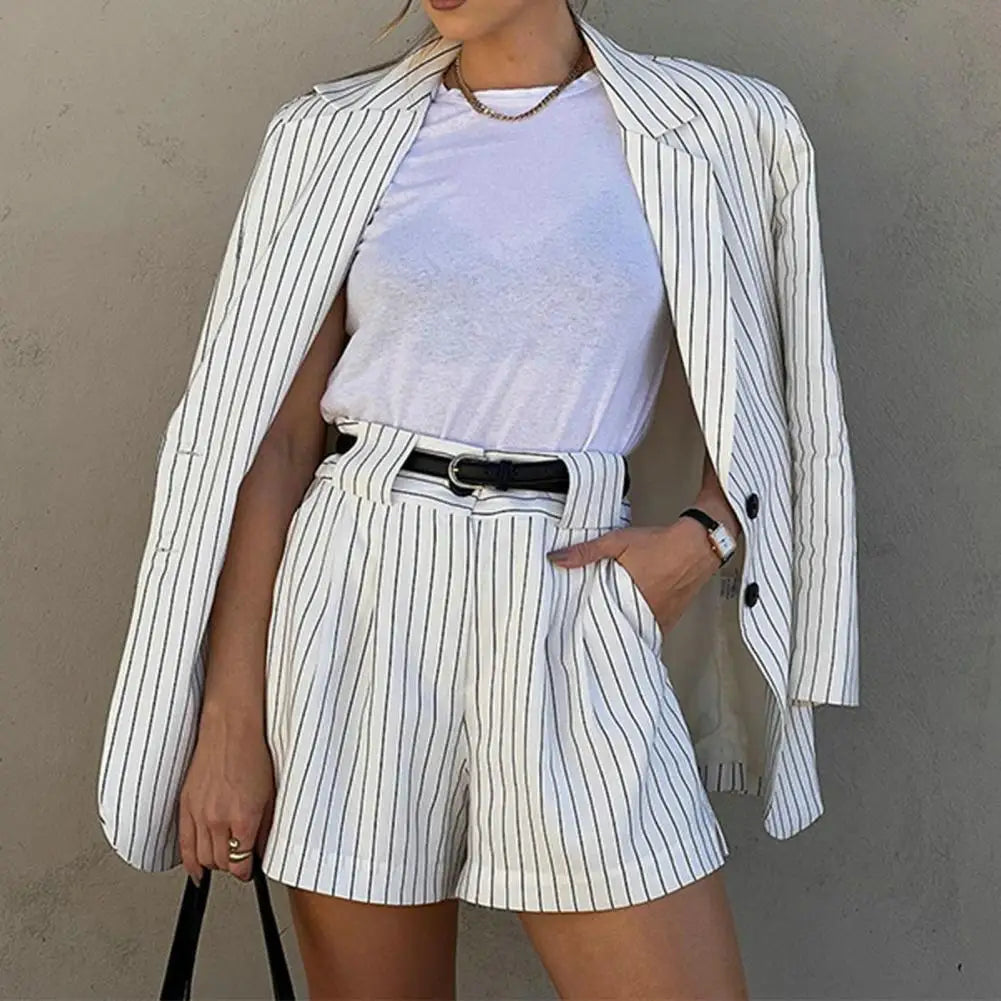 Drune | Weiß gestreifter Blazer für Damen mit gemischten Shorts