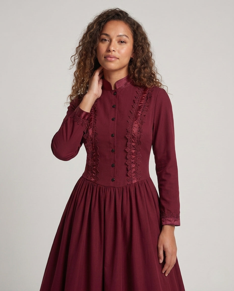 Damen Elegantes historisches Kleid mit detaillierter Blumenstickerei Drune